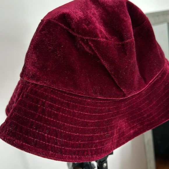 Red Anthropologie Velvet Bucket Hat NWT - Picture 3 of 6